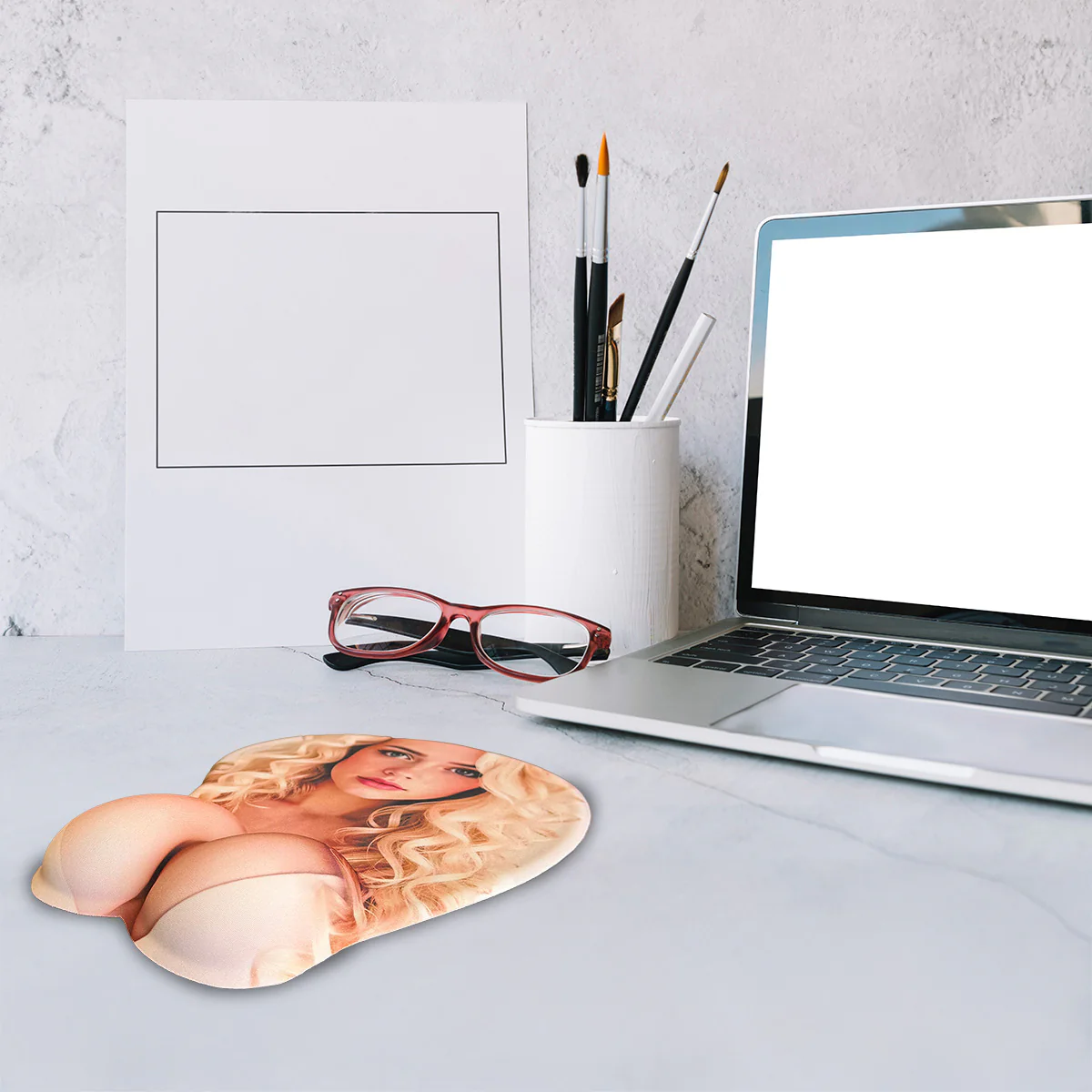 Image de Tapis de souris anime – Blonde avec soutien-gorge blanc